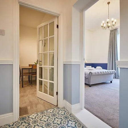 No 10 Zetland *